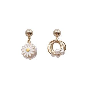 🔥 NWT! Asymmetric Daisy Pearl Earrings